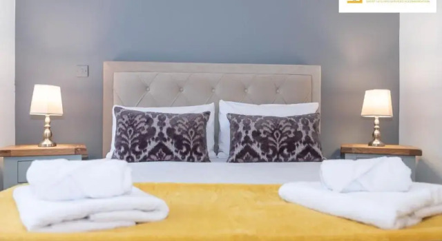 LARGE 4bed with BT Sports inc FREE parking by Klarok Accommodation Ltd, Забронировать Отель Бизнес-отели Англии, 4* 5*
