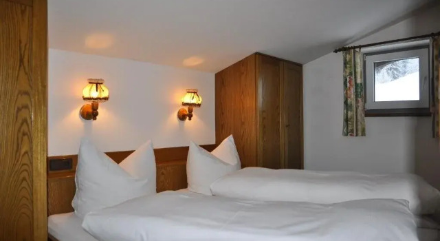 Johann und Heidi Durst Ferienwohnungen, Rezerwuj Hotel Hotele w Tyrol z parkingiem, Parking