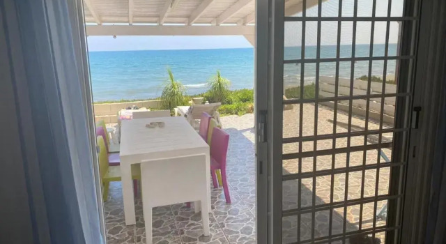 Villa rannan tuntumassa Seafront Beach House