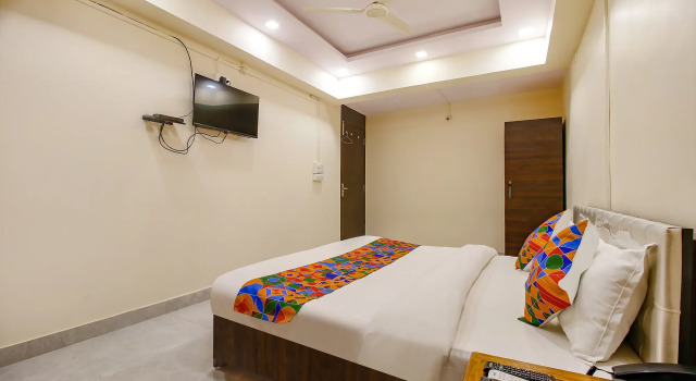 Номер Deluxe FabHotel Sanskar