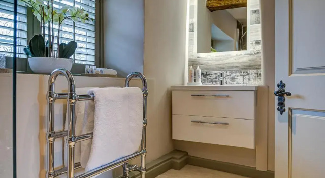 Two linked cottages sleeps 10 Cotswold town centre