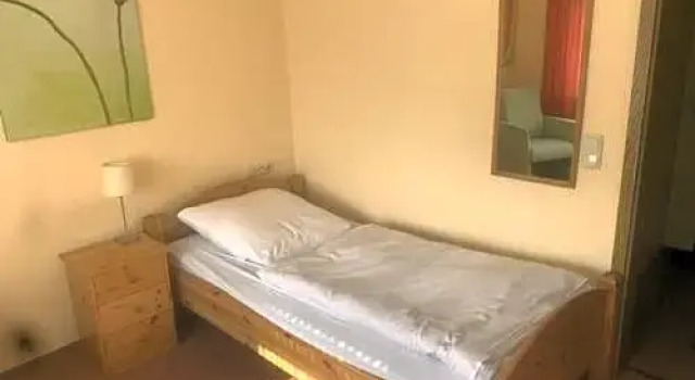 1 Bett Zimmer in ehemaligem Hotel für kurz oder lang (Z2), Забронировать Отель Зиген Северный Рейн-Вестфалия