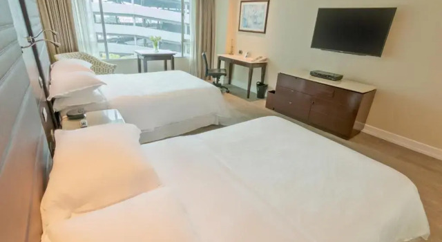 Четырёхместный клубный номер Standard с видом на город Sheraton Guayaquil