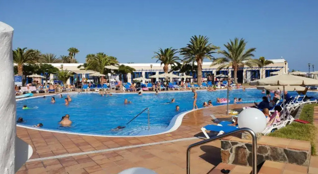 Апартаменты с 2 комнатами seafront Apartamentos Playa Feliz