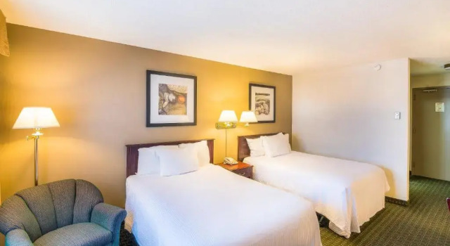 Четырёхместный номер Standard Ramada by Wyndham Thunder Bay Airlane Hotel