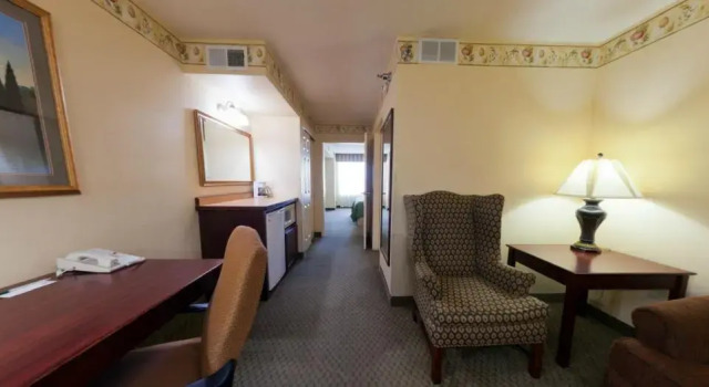 Четырёхместный люкс c 1 комнатой Country Inn & Suites by Radisson, St Cloud East, MN