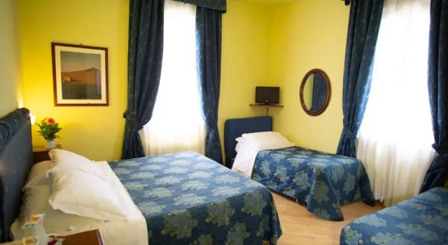 Четырёхместный номер с видом на улицу Hotel Ristorante Piccolo Chianti