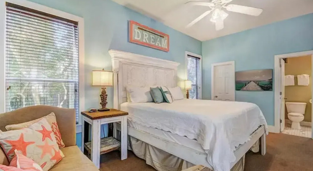 GOING COASTAL 3 Bedroom Holiday Home by Five Star Properties, Book Hotel Hoteller i Seacrest med parkering, Parkering