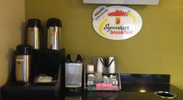 Super 8 Motel - Wilmington, Забронировать Мотель Отели Уилмингтон с парковкой, Парковка