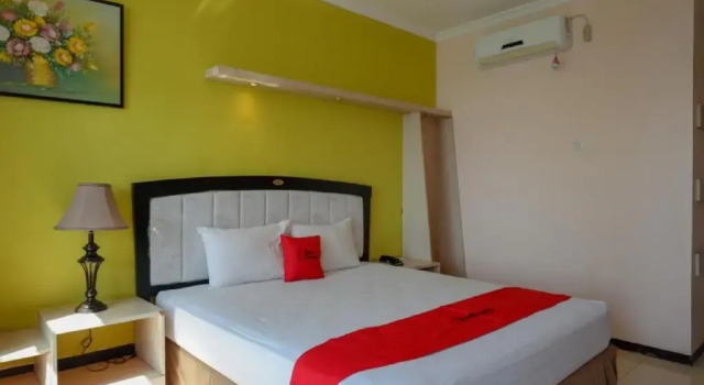 Люкс RedDoorz Plus Syariah @ Hotel Boulevard Luwuk
