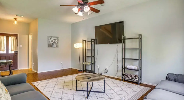 Fish & Hike: Pet-friendly Humble Home w/ Yard, Rezerwuj Dom wakacyjny Hotele w Humble z parkingiem, w pobliżu Deerbrook Mall, Parking