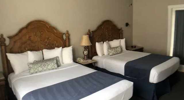 Четырёхместный номер Standard с балконом и с видом на город Horton Grand Hotel