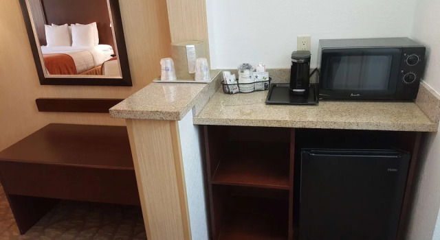 Люкс Comfort Suites Near Fairplex