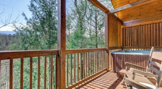 Коттедж Smoky Mtn Escape w/ Hot Tub: 4 Mi to Gatlinburg!