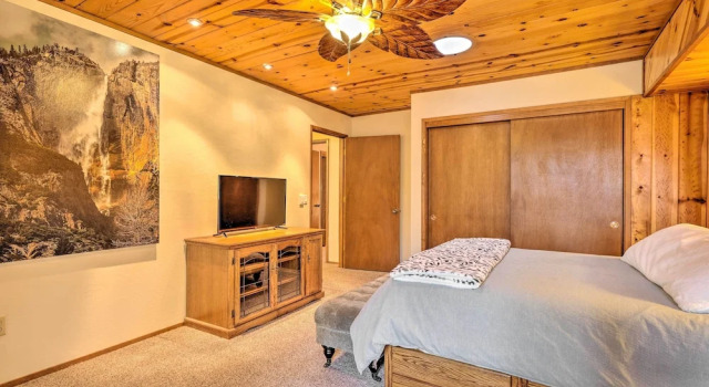 Deck w/ Forest Views: Quiet Twain Harte Cabin!, Book Feriehus Mi-Wuk Village 