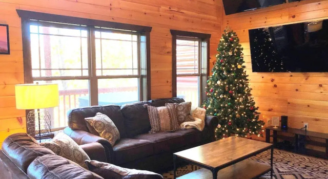 TOT NEW Cabin w/ Indoor Pool & HOT TUB Game Room & Video Wall