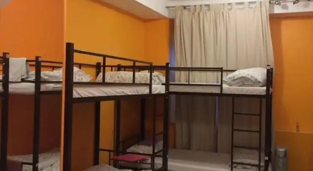 Кровать в общем номере (женский номер) с красивым видом из окна Хостел на Мясницкой