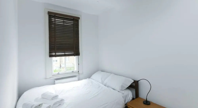 2 BED Flat in Swiss Cottage, Забронировать Дом для отпуска Коттеджи Лондона, рядом с Сент-Джонс Вуд, Коттедж