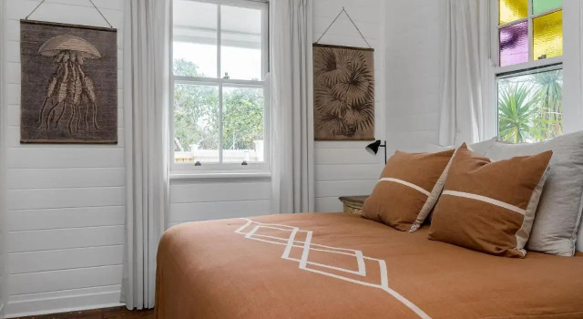 Gidgets House and Studio - sleeps up to 12 guests, Забронировать Отель Отели и гостиницы Байрон-Бей, рядом с Cumbebin Swamp Nature Reserve, Отель