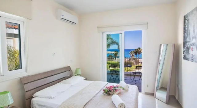 Villa Mesogi Seafront Stunning 4BDR Fontline Protaras Villa, Boek Villa Hotels in Protaras met parkeren, in de buurt van Neolithic Settlement, Parkeren