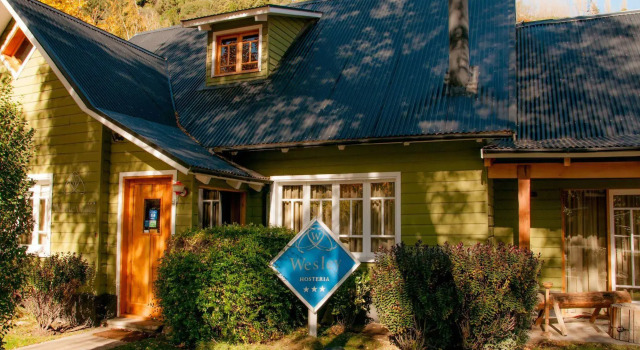 Wesley House Hosteria Boutique, Забронировать Бутик-отель Отели Сан-Мартин-де-лос-Андес 4 звезды, рядом с Горнолыжный курорт San Martin de Los Andes, 4*