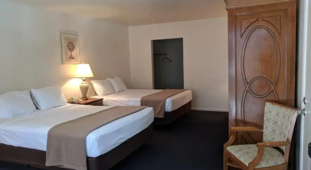 Четырёхместный номер Standard Saddle West Casino Hotel