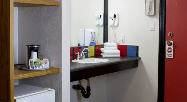 Четырёхместный номер Standard The Bulldog Hotel