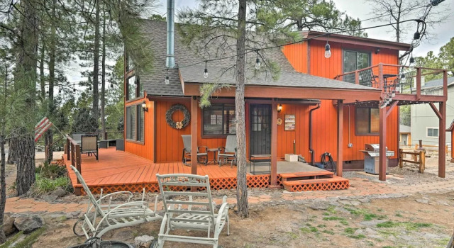 Коттедж с 3 комнатами с балконом 1 Mi to Lake: Secluded Cabin w/ Deck in Munds Park