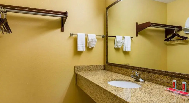 Четырёхместный номер Standard Bryant Inn And Suites