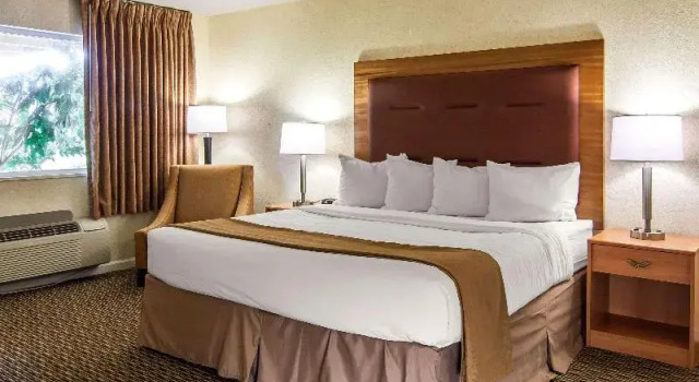 Двухместный номер Standard с балконом Quality Inn & Suites at Coos Bay