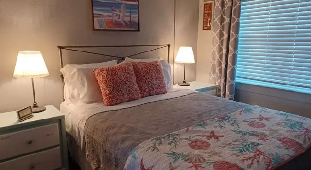 Tropic Terrace #49 - Beachfront Rental Studio Bedroom Condo by Redawning, Забронировать Апартаменты/квартира Отели Треже-Айленд с парковкой, рядом с St. Petersburg Municipal Beach, Парковка