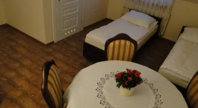 Pokoje Gościnne w Ratuszu, Book Hotel Podzamcze Kraków-Częstochowa Upland
