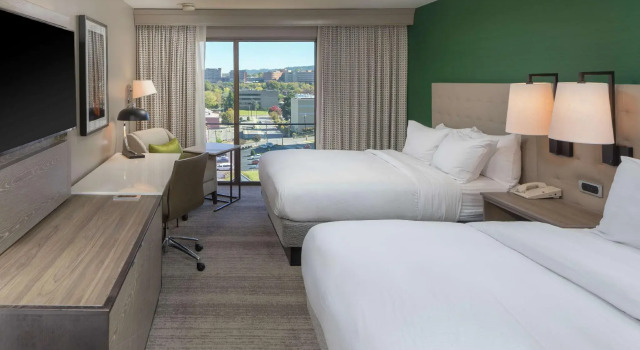 Четырёхместный номер Standard с балконом Hilton Birmingham Downtown at UAB