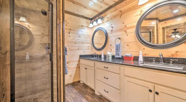 Broken Bow Escape w/ Hot Tub & Basketball Court!, Boek Hotel Hochatown Oklahoma