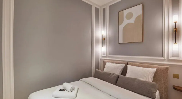 Stunning AC Duplex Apartment - Champs Elysees, Забронировать Апартаменты/квартира Отели Парижа с парковкой, рядом с Свято-Троицкий собор и Русский православный духовно-культурный центр, Парковка