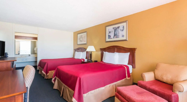 Четырёхместный номер Deluxe Howard Johnson by Wyndham Salem Hotel & Conference Center