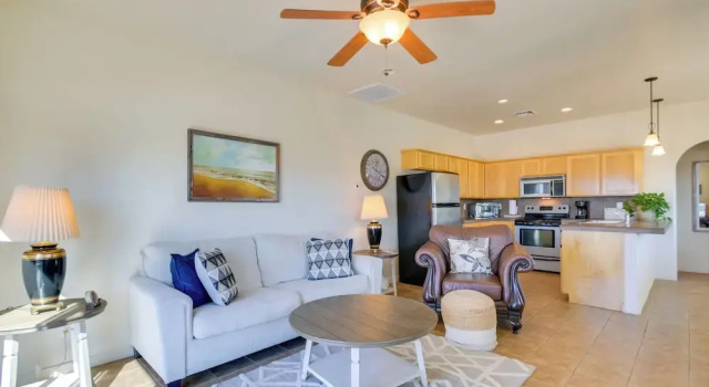 Коттедж c 1 комнатой 5 Mi to Lake Havasu: Bright Cottage w/ Fire Pit!