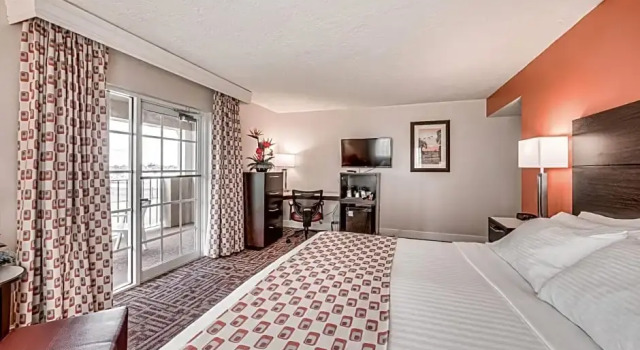 Номер Standard с видом на бассейн Inn of Naples, Tapestry Collection by Hilton