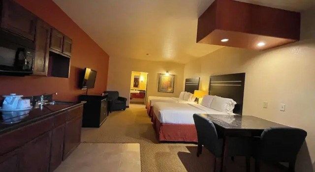 Четырёхместный люкс Comfort Sunbridge Inn & Suite Extended Stay