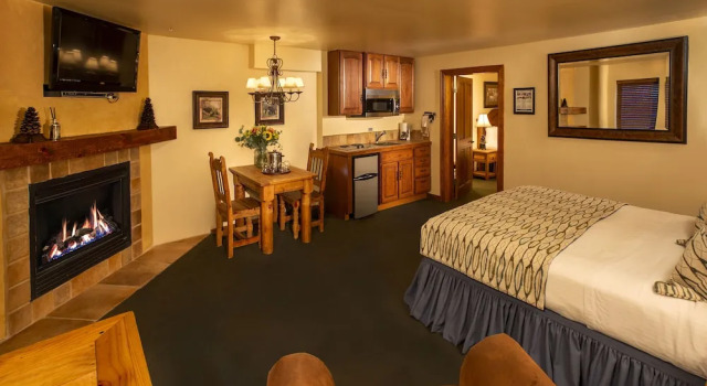 Люкс с 2 комнатами Alpine Village Suites