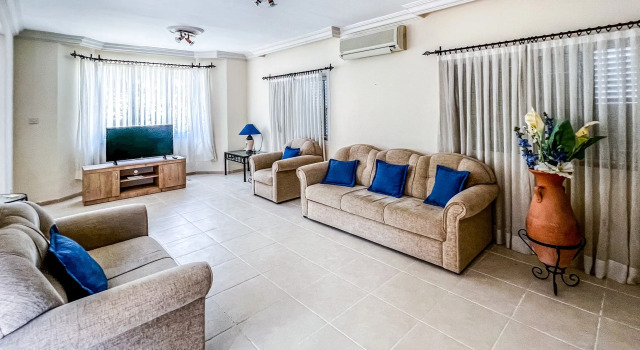 Fantastic Villa with Private Beach in Girne, Varaa Villa Girne Northern Cyprus