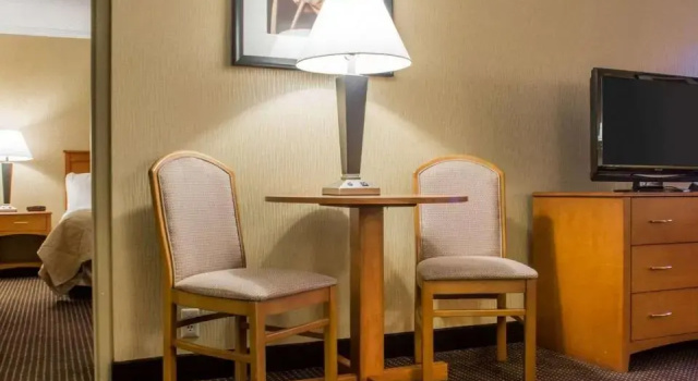 Люкс Clarion Hotel & Suites Riverfront