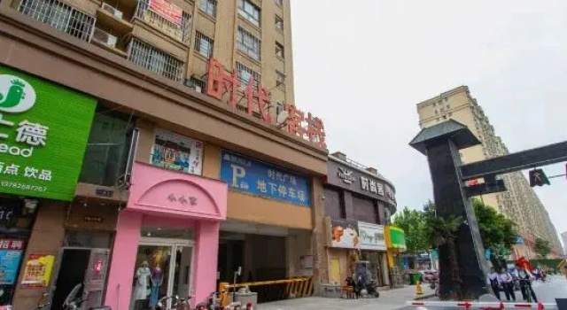 Huixian Shidai Chinese Inn, Boek Hotel Hotels in Xinxiang met parkeren, Parkeren
