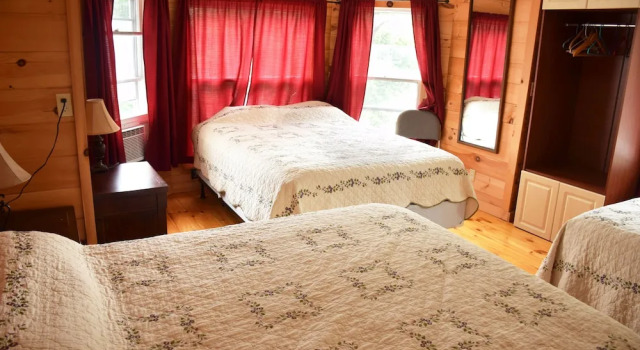 Шестиместный номер Standard Townhouse Hotel