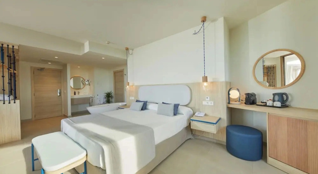 Двухместный люкс Grand с балконом TUI BLUE Victoria Menorca