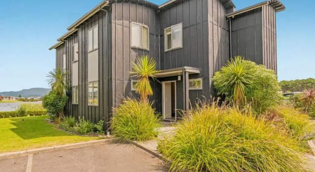 Lakeside Villa Retreat - Matarangi Downstairs Unit, Забронировать Вилла Матаранги Coromandel Peninsula