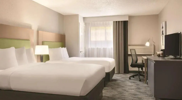 Четырёхместный номер Standard Country Inn & Suites by Radisson, Port Clinton, OH