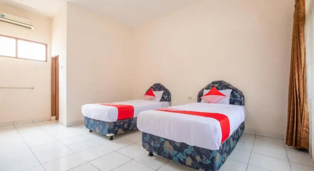 Deluxe Twin room RedDoorz at Hotel Padjajaran Tasikmalaya