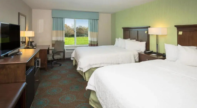 Четырёхместный номер Standard с видом на воду Hampton Inn & Suites Suisun City Waterfront