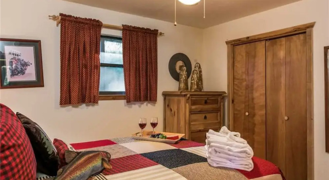 The Breathe Inn - Two Bedroom Cabin with Hot Tub, Varaa Hotelli Ruidoso New Mexico